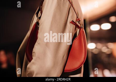 Détails de mode de veste chic beige et petit sac à main en cuir marron. Tons naturels chauds. Concept de tissu de mode Banque D'Images