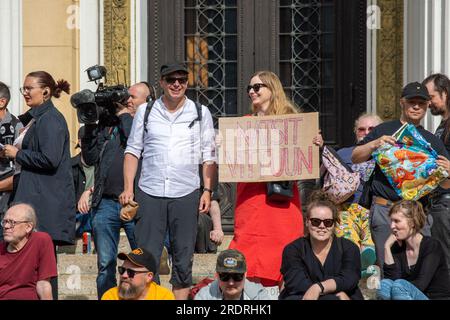 Natsit vittuun. Manifestant tenant une pancarte en carton devant Säätytalo devant Nollatoleranssi ! Manifestation contre le racisme à Helsinki, Finlande. Banque D'Images