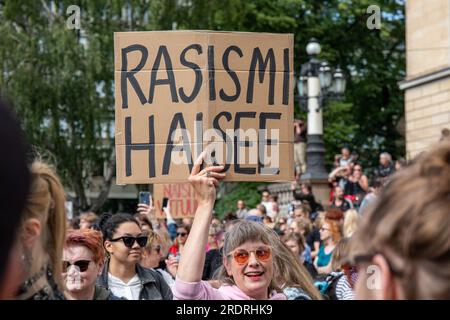 Rasismi haisee. Manifestant tenant un panneau en carton fait à la main à Nollatoleranssi! Manifestation de Rasistit ulos hallituksesta à Helsinki, Finlande. Banque D'Images