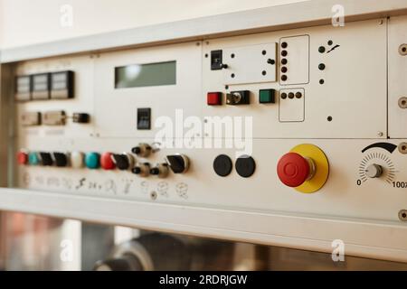 Image d'arrière-plan du panneau de commande de la machine avec interrupteurs et boutons sur l'équipement d'usine, espace de copie Banque D'Images
