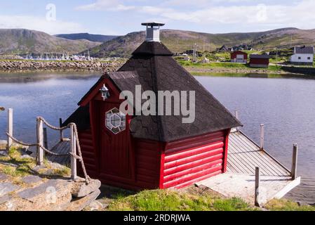 Cabane de pêche rouge sur la jetée dans le port du village de Skarsvåg Nordkapp Municipalité dans Troms og Finnmark comté Norvège Europe sur la côte nord de Magerøy Banque D'Images