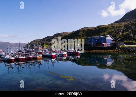 Port de Kamøyvær un village de pêcheurs de la municipalité de Nordkapp dans le comté de Troms og Finnmark en Norvège se trouve le long de la Kamøyfjorden sur le côté est de Mage Banque D'Images