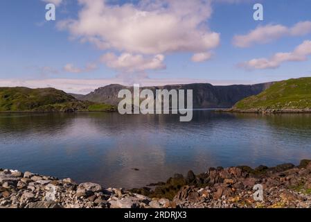 Vue depuis le village de pêcheurs de Kamøyvær dans la municipalité de Nordkapp dans le comté de Troms og Finnmark Norvège abritée de la haute mer par les îles de Lille Kamøya Banque D'Images