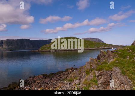 Vue depuis le village de pêcheurs de Kamøyvær dans la municipalité de Nordkapp dans le comté de Troms og Finnmark Norvège abritée de la haute mer par les îles de Lille Kamøya Banque D'Images