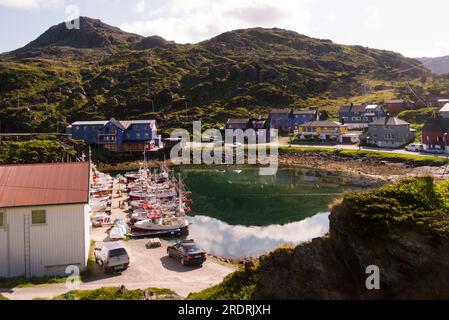 Vue vers le bas de la colline sur la péninsule de Hjalmarneset à Kamøyvær un village de pêcheurs dans la municipalité de Nordkapp dans Troms og Finnmark comté Norvège Mageroy Island Banque D'Images