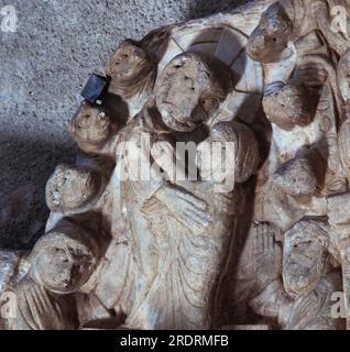 Maestro de Cabestany. Tímpano de la iglesia de Cabestany, que representa la resurrección de María y la incrédulidad de Santo Tomás, siglo XII AUTEUR : MAESTRO DE CABESTANY (S. XII). Banque D'Images