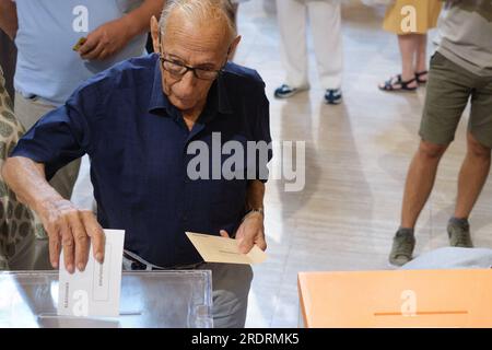 Madrid, Espagne. 23 juillet 2023. Un homme jette son bulletin de vote dans un bureau de vote à Madrid, en Espagne, le 23 juillet 2023. Les électeurs se sont rendus aux urnes en Espagne dimanche pour des élections législatives anticipées, et 37,4 millions d'Espagnols ont le droit de vote. Les élections anticipées ont été déclenchées par le Premier ministre Pedro Sanchez à la suite de l'affichage décevant du Parti socialiste ouvrier espagnol (PSOE) lors des élections locales et régionales tenues fin mai. Crédit : Meng Dingbo/Xinhua/Alamy Live News Banque D'Images