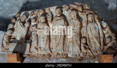Maestro de Cabestany. Tímpano de la iglesia de Cabestany, que representa la resurrección de María y la incrédulidad de Santo Tomás, siglo XII AUTEUR : MAESTRO DE CABESTANY (S. XII). Banque D'Images