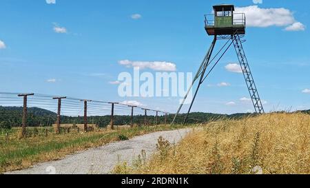 Tour de guet historique comme un vestige du monument du rideau de fer de la guerre froide à Čížov, Tchéquie Banque D'Images