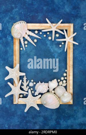 Perles d'huître et coquillages abstraits avec des coquilles blanches sur fond bleu tacheté avec cadre en or. Design de la nature avec des variétés exotiques et tropicales. Banque D'Images