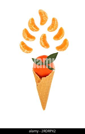 Concept de cône de crème glacée surréaliste avec des fruits de mandarine et des feuilles sur fond blanc. Conception saine et amusante d'aliments frais. Riche en antioxydants, bioflavonoïdes Banque D'Images