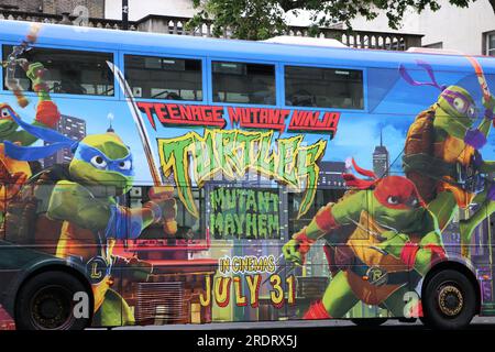 PUBLICITÉ DE FILM TEENAGE MUTANT NINJA TURTLES DANS UN BUS LONDONIEN Banque D'Images