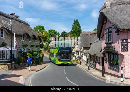 Southern Vectis bus à impériale traversant Shanklin Old Village, Church Road, Shanklin, île de Wight, Angleterre, Royaume-Uni Banque D'Images