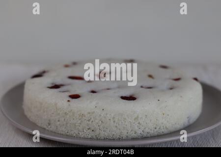 Vattayappam. Gâteau de riz spongieux cuit à la vapeur recouvert de canneberges séchées. Une collation traditionnelle à l'heure du thé du Kerala, préparée avec une pâte fermentée de ric Banque D'Images