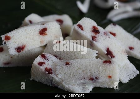 Tranches de Vattayappam. Gâteau de riz spongieux cuit à la vapeur recouvert de canneberges séchées. Une collation traditionnelle à l'heure du thé du Kerala, préparée avec une pâte fermentée Banque D'Images