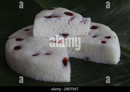 Tranches de Vattayappam. Gâteau de riz spongieux cuit à la vapeur recouvert de canneberges séchées. Une collation traditionnelle à l'heure du thé du Kerala, préparée avec une pâte fermentée Banque D'Images