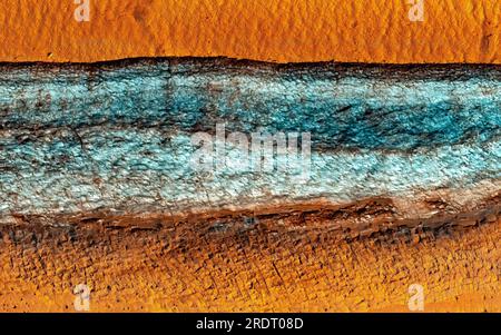 Exploration de la planète Mars. Falaises de glace aux latitudes moyennes. Contraste de couleur turquoise et orange. Amélioration numérique d'une image par la NASA Banque D'Images