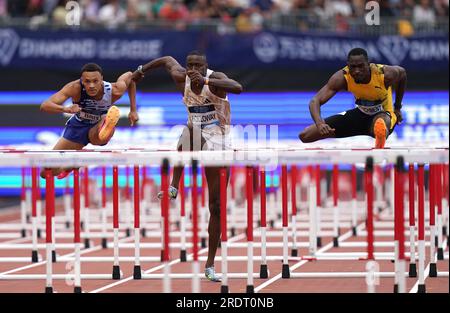 Grant Holloway, des États-Unis (au centre), est en voie de remporter le 110m haies masculin, devant son compatriote Jamal Britt (à gauche) et Hansle Parchment, de Jamaïque, lors de la rencontre d'athlétisme de Londres au stade de Londres. Date de la photo : dimanche 23 juillet 2023. Banque D'Images