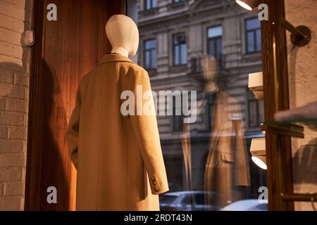 Image de fond de mannequin dans l'affichage de vitrine de boutique la nuit, espace de copie Banque D'Images