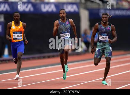 De gauche à droite, Letsile Tebogo du Botswana, Zharnel Hughes de Grande-Bretagne et Noah Lyles des États-Unis dans le 200m masculin lors de la rencontre d'athlétisme de Londres au stade de Londres. Date de la photo : dimanche 23 juillet 2023. Banque D'Images