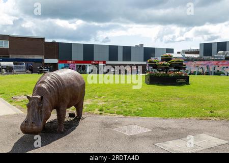 Hippopotame grandeur nature de l'artiste Rory Thomas à l'extérieur du Kingdom Shopping Centre Glenrothes, Fife. Banque D'Images