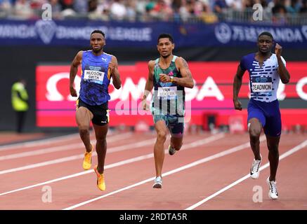 De gauche à droite, Matthew Hudson-Smith ou la Grande-Bretagne, Wayde van Niekerk d'Afrique du Sud et Bryce Deadmon des États-Unis dans le 400m masculin lors de la rencontre d'athlétisme de Londres au London Stadium. Date de la photo : dimanche 23 juillet 2023. Banque D'Images