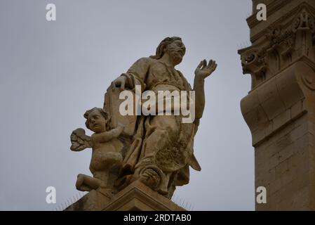 Sculpture religieuse et détails architecturaux de style baroque sur l'extérieur de la basilique Cattedrale di San Nicolò à Noto Sicile, Italie. Banque D'Images