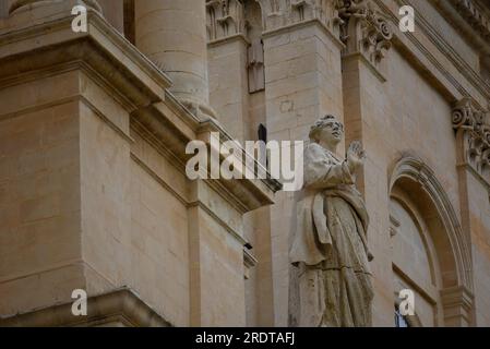 Sculpture religieuse et détails architecturaux de style baroque sur l'extérieur de la basilique Cattedrale di San Nicolò à Noto Sicile, Italie. Banque D'Images