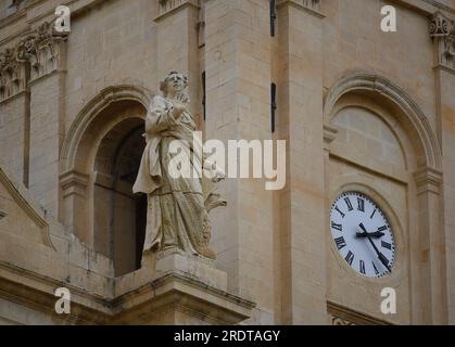 Sculpture religieuse et détails architecturaux de style baroque sur l'extérieur de la basilique Cattedrale di San Nicolò à Noto Sicile, Italie. Banque D'Images