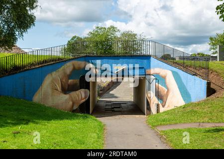 L'artiste Kerry Wilson a transformé un passage souterrain dans le quartier macédonien de Glenrothes en téléphone portable Banque D'Images