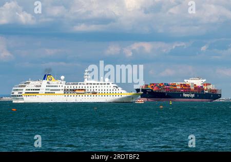 le navire de croisière hamburg passant un grand porte-conteneurs dans le solent au large de cowes sur l'île de wight uk Banque D'Images
