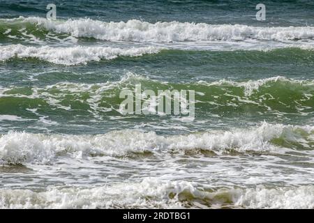 gros plan sur la mer, l'océan, les vagues et le surf par une journée orageuse. Banque D'Images