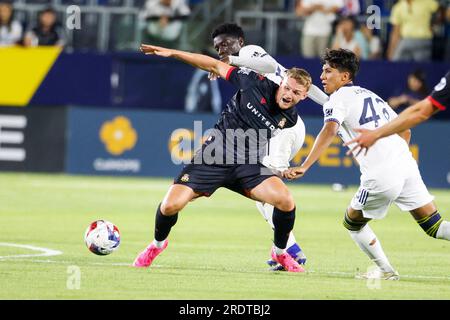 L'attaquant de la Wrexham AFC Sam Dalby (C), le milieu de terrain de LA Galaxy II Ascel Essengue (L) et le milieu de terrain de LA Galaxy II Diego López en action lors d'un match amical international de soccer entre la Wrexham AFC et LA Galaxy II à Carson, Calif au Dignity Health Sports Park. Score final ; Wrexham AFC 4 - LA Galaxy II 0 (photo de Ringo Chiu / SOPA Images/Sipa USA) Banque D'Images