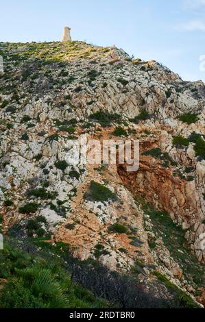 Tour de guet Torre del Gerro et falaises dans PR-CV 355 Trail (parc naturel de Montgó, Marina Alta, Alicante, Communauté valencienne, mer Méditerranée, Espagne) Banque D'Images