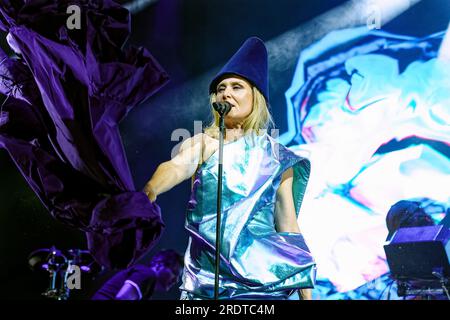 21 juillet 2023, Liverpool, royaume-Uni : 21 juillet 2023, Macclesfield UK : la chanteuse irlandaise Roisin Murphy en tête d'affiche du Bluedot Festival, Jodrell Bank Observatory, Cheshire UK..elle est connue pour la première fois dans les années 1990 comme la moitié du duo pop Moloko aux côtés du musicien anglais Mark Brydon. Après la séparation de Moloko, elle se lance dans une carrière solo et publie son premier album solo Ruby Blue to Critical Praise en 2005... en concert au Bluedot Festival, Jodrell Bank Observatory, Cheshire Royaume-Uni. (Image de crédit : © Andy Von PIP/ZUMA Press Wire) USAGE ÉDITORIAL SEULEMENT! Non destiné à UN USAGE commercial ! Banque D'Images