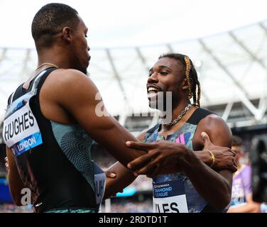 LONDRES, Royaume-Uni - 23 juillet 2023 : Noah Lyles des États-Unis célèbre avec Zharnel Hughes de Grande-Bretagne après avoir remporté l'épreuve Mens 200m lors de la London Athletics Meet, qui fait partie de la série Diamond League 2023 au London Stadium. Crédit : Craig Mercer/Alamy Live News Banque D'Images