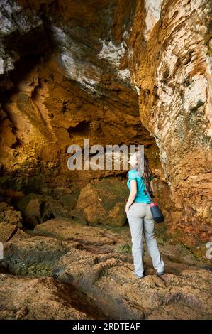 Randonneur féminin observant les formations rocheuses de Cova Tallada (parc naturel de Montgó, Marina Alta, Alicante, Communauté valencienne, mer Méditerranée, Espagne) Banque D'Images