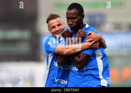 Mlada Boleslav, République tchèque. 23 juillet 2023. LAMIN JAWO (à droite) et DOMONIK KOSTKA (à gauche) du FK Mlada Boleslav célèbrent leur but lors du 1e match le 23 juillet 2023 à Mlada Boleslav alors qu’ils battaient au premier tour du FK Jablonec 3:1. (Image de crédit : © Slavek Ruta/ZUMA Press Wire) USAGE ÉDITORIAL SEULEMENT! Non destiné à UN USAGE commercial ! Banque D'Images