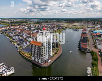 Photo aérienne par drone d'un immeuble qui ressemble à un phare à Harderwijk, aux pays-Bas Banque D'Images