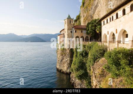 Santa Caterina del Sasso, Lac majeur, Lombardie, Italie. Banque D'Images