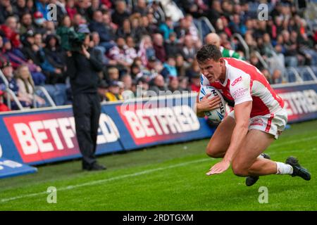 Leeds, Royaume-Uni. 23 juillet 2023. Demi-finale de la Betfred Challenge Cup : Hull KR contre Wigan Warriors. Louis Senior de Hull KR passe pour le premier essai du jeu. Crédit Paul Whitehurst/Alamy Live News Banque D'Images