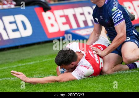 Leeds, Royaume-Uni. 23 juillet 2023. Demi-finale de la Betfred Challenge Cup : Hull KR contre Wigan Warriors. Louis Senior de Hull KR passe pour le premier essai du jeu. Crédit Paul Whitehurst/Alamy Live News Banque D'Images