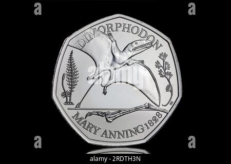 Pièce de 2021 50p représentant un Dimorphodon, le premier dinosaure ailé jamais identifié Banque D'Images