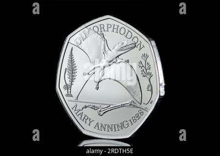 Pièce de 2021 50p représentant un Dimorphodon, le premier dinosaure ailé jamais identifié Banque D'Images