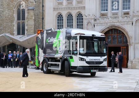 UN VÉHICULE DE RAMASSAGE DES ORDURES DENNIS EAGLE ELITE NARROW 6 X 2 ENTIÈREMENT ÉLECTRIQUE LORS DE LA CÉRÉMONIE DE MARQUAGE DES CHARIOTS 2023 Banque D'Images