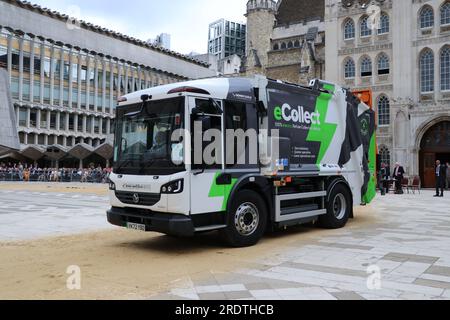 UN VÉHICULE DE RAMASSAGE DES ORDURES DENNIS EAGLE ELITE NARROW 6 X 2 ENTIÈREMENT ÉLECTRIQUE LORS DE LA CÉRÉMONIE DE MARQUAGE DES CHARIOTS 2023 Banque D'Images