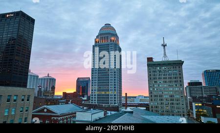 Le soleil monte au-dessus de Louisville Kentucky Aerial City centre-ville à l'aube du lever du soleil Banque D'Images