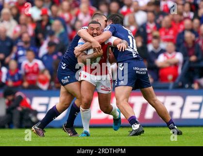 Elliot Minchella des Hull Kingston Rovers (au centre) est affronté par Liam Byrne des Wigan Warriors (à droite) lors du match de demi-finale de la Betfred Challenge Cup à Headingley, Leeds. Date de la photo : dimanche 23 juillet 2023. Banque D'Images