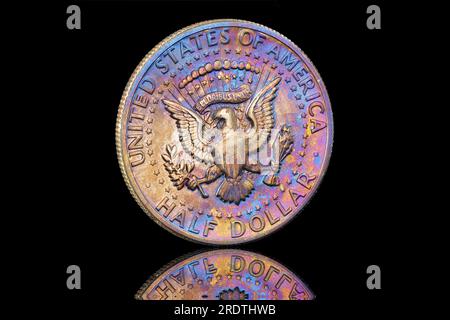 1971 US Half Dollar avec tonalité arc-en-ciel. L'avers présente un portrait du président John F. Kennedy. Le revers montre le sceau du président Banque D'Images