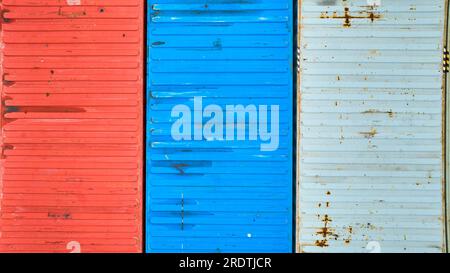 Récipients métalliques rouges ou roses, bleus et blancs, fond abstrait Banque D'Images